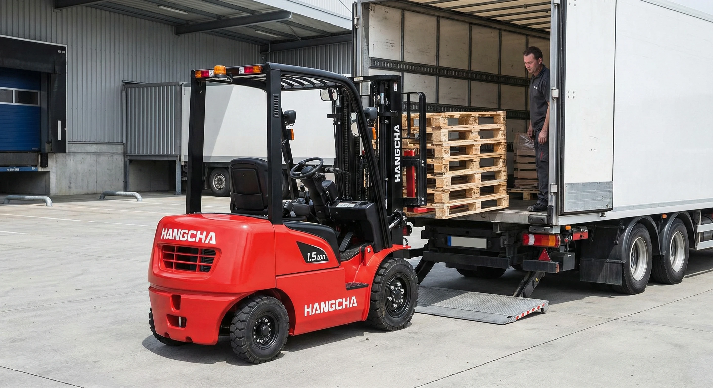 Вилочный погрузчик 1,5 тонны Hangcha в работе